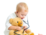 Un enfant qui vérifie le rythme cardiaque de son ours en peluche pour le cours pears dans le cadre des soins pédiatriques.